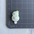 Dettaglio di ciondolo a ghiacciolo in resina verde da 2,5 cm con gatti e limoni - Gelato gatto verde