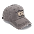 Dettagli del ricamo NYC e dell'effetto invecchiato sul cappellino in denim grigio - Grigio