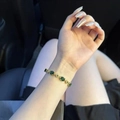 Bracciale a serpente placcato oro con zirconi verde smeraldo indossato al polso - Stile Pietra Preziosa Ovale Smeraldo / Oro-Verde