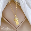 Dettaglio della collana con ciondolo ragazzo dorato con peso 4.6g e misura 1.5x2.9cm - Ragazzo Con Cappello (B429)