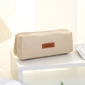 Astuccio minimalista in tela color avena con etichetta in pelle e cerniera zip - Beige