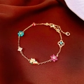 Dettaglio del bracciale dorato con fiori in smalto colorato e coccinella su seta - Bracciale-Oro-Multicolore
