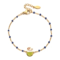 Dettaglio di un bracciale in acciaio dorato con perline blu e ciondolo a forma di cocco - Blu (SL1037)