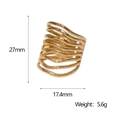 Macro-opname van afmetingen 27mm en gewicht 5.6g van de gouden spiraalring met textuur - Goud