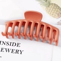 Matte brick red large claw clip with geometric fork design on display card - 11cm / Matte Bright Orange
