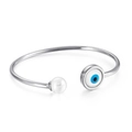 Bracelet jonc ouvert argenté avec perle blanche et breloque œil bleu, fini poli - Cuff Bracelet / Acier (KB123062-K)