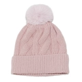 Detail der hellrosa Strickmütze mit grobem Zopfmuster und flauschigem Kunstfell-Pompon - M(56-58cm) / Rosa