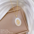 Vue macro du pendentif lune dorée avec incrustation en nacre et serti de micro-cristaux - Collier Pendentif Or Nacre Vierge Marie (F342)