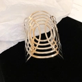 Primer plano de brazalete ancho plateado con patrón geométrico ovalado calado - Estilo Hueco de Círculos Concéntricos Geométricos Plateado (16#)