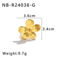 Vue détaillée d'une grande bague fleur plaquée or 18K avec texture martelée et design unique - Bague Fleur Martelé Or (NB-R24038-G)