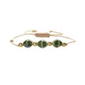 Detailansicht des handgeflochtenen Armbands mit grünen Keramikperlen und Goldakzenten - Bronzeperle & Grasgrün