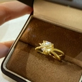 Goldener gedrehter Ring mit Prinzess-Schliff Zirkonia in einer braunen Samtbox - Goldener Gedrehter Ring / Gold