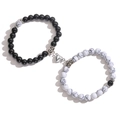 Detail van de magnetische hartsluiting die zwarte en marmeren kralenarmbanden verbindt - Wit Turkoois en Glanzende Steen Magnetisch Hart / 8mm / Wit + Zwart