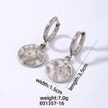 Dettaglio orecchini a cuore in argento testurizzato, dimensioni 1,5cm per 3,5cm - Stile Ciondolo Stella Argentata