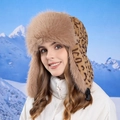 Ushanka de invierno de felpa con estampado de leopardo, orejeras y hebilla marrón - 8665-Café