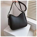Sac hobo noir minimaliste avec boucle dorée réglable sur une base géométrique - Noir