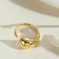 Dettaglio di un anello regolabile dorato a forma di goccia d'acqua con finitura lucida - Goccia d'acqua in oro 14K