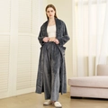 Dikke grijze koraalvlies pyjamaset voor heren met lange flanellen badjas en een broek - M / Grijs (Dames)