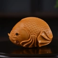 Scultura di pesce in legno di thuja intagliata a mano con venature naturali del legno - Pesce Cicciottello