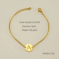 Dettaglio del bracciale in acciaio inossidabile placcato oro 18k con ciondolo lettera A - Lettera A