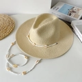 Detalle de sombrero de paja con cordón decorativo de conchas y cuentas blancas - M (56-58cm) / Beige