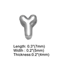 Dettaglio ciondolo lettera Y argento con dimensioni 7x5x4mm su sfondo bianco neutro - Lettera Y