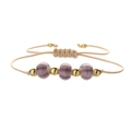 Detail eines handgewebten Armbands mit lila Perlen und verstellbarer Khaki-Kordel - Lila Wassermelone Perle Mit Kupferperle