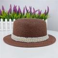 Détail d'un chapeau de paille pour femme avec dentelle blanche et perles dorées - M (56-58cm) / Café Foncé