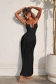 Detalle de vestido largo negro con escote en V y anillos metálicos dorados en tirantes - S / Set de Circonita Negra