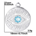 Dettaglio del ciondolo malocchio con cristalli blu e misure tecniche di 18x21 mm - Pendaglio Colore Argento