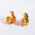 Elegante goldene Federstecker mit funkelnden Zirkonia in einem kreativen Wickeldesign - Gold