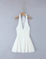Detail von weißem Neckholder-Minikleid mit gesmokter Taille und tiefem V-Ausschnitt - S / Weiß