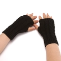 Detalle de guantes de punto negros sin dedos con patrón de trenzado y puño para invierno - Talla Única Adulto / Negro