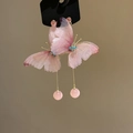 Nahaufnahme der süßen rosa Stoff-Schmetterlingsohrringe mit goldenen Quasten - Schmetterling Quaste (HE31622) / Rosa