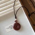 Detalle del colgante de madera marrón rojizo con cuerda trenzada y cuentas retro - Collar-Café