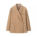 Dettaglio in piano di un blazer kaki con revers, tasche laterali e taglio professionale - S / Cachi