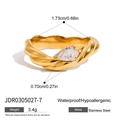 Anello in acciaio inossidabile dorato con trama a corda e zircone a goccia centrale - US 6 / Stile Torsione Zircone a Goccia (JDR0305027)