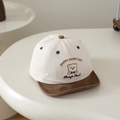 Detalle de gorra de algodón para bebé con bordado de oso y visera suave marrón en mesa - 48-50cm (1-2 años) / Blanco Arroz (Blanco roto/Marrón)