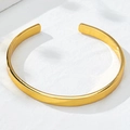 Detail eines polierten goldenen Armreifs mit minimalistischem geometrischem Design und Finish - Polierter Goldfarbener Offener Armreif (MS-5023)
