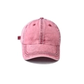 Detailopname van roze gewassen katoenen honkbalpet met witte contraststiksels - 52-54cm / Rouge Roze