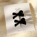 Primer plano de pequeñas pinzas para el cabello con lazo negro flocado en tarjeta blanca sobre punto - Negro Juego de 2 piezas