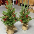 Mini alberi di Natale artificiali con bacche rosse, pigne e base in juta - 55cm-Senza Luci
