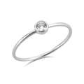 Anillo minimalista de plata S925 con un diamante redondo brillante en fondo blanco - US 6 / Oro Blanco Piedra Redonda Lisa