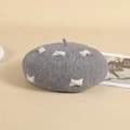 Béret chic en laine grise avec motifs de nœuds blancs et texture tricotée chaude - Gris