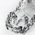 Détail des gros maillons de chaîne en acrylique marbré sur verrerie texturée - Collier Marbré Gris Blanc