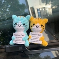 Handgefertigte Häkelpuppen Positive Katze in Blau und Gelb mit Motivationskärtchen - Gelbe Katze
