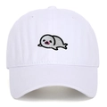 Gros plan d'une casquette en coton blanc avec broderie détaillée d'un phoque de dessin animé - Blanc
