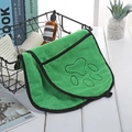Toalla de microfibra verde para mascotas con bordado de huella, suave y muy absorbente. - Verde