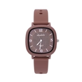 Gros plan d'une montre à quartz carrée marron café avec cadran texturé et bracelet silicone - Marron