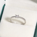 Silberner Kupferring mit quadratischem Zirkon und Pavé-Diamanten in grüner Box - Asymmetrischer Quadratischer Zirkon Stil (Weißgold 5)